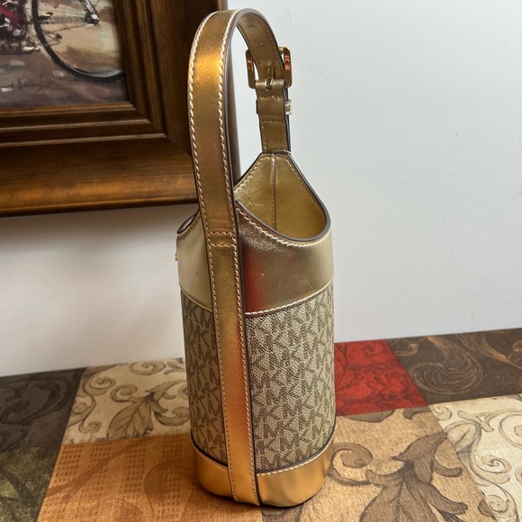 MICHAEL KORS WINE/WATER BOTTLE HOLDER IN PALE GOLD NWT - Picture 3 of 5